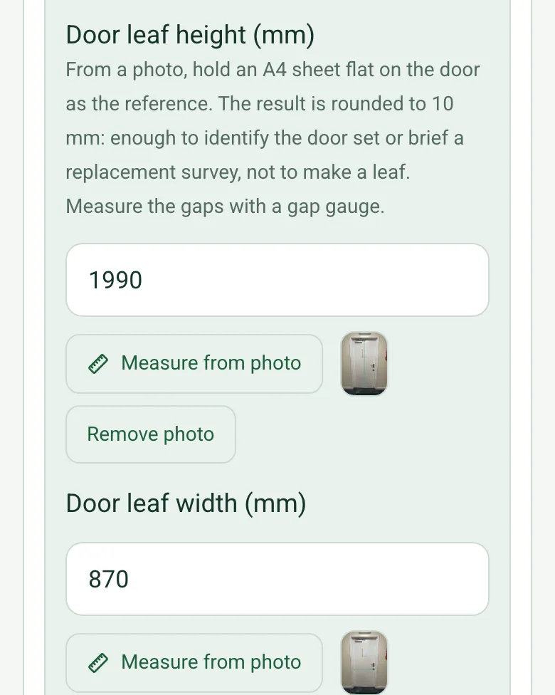 Door leaf height 1990 mm and width 870 mm on a phone, each with a measuring photo thumbnail, under guidance to hold an A4 sheet flat on the door and use a gap gauge for the gaps